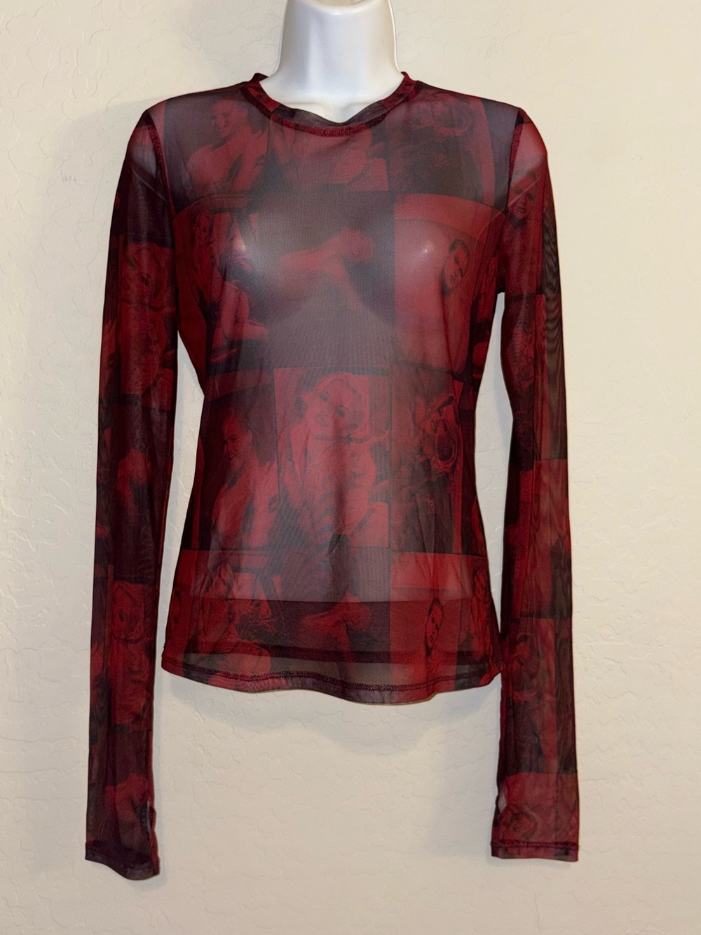 La collection GUESS Originals x Anna Nicole Smith
 Mesh Graphic Print Top M